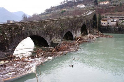 IL PONTE DEL DIAVOLO BLOCCATO DAI TRONCHI DELLA  ...