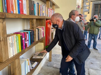 UNA LIBRERIA POPOLARE SOTTO LE LOGGE DEL COMUNE A ...