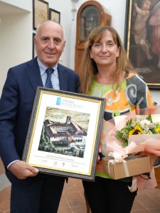 ALLA DOTTORESSA PATRIZIA ZAVATTARI IL PREMIO  ...