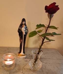 L'ALTARINO DI MAGGIO DEDICATO ALLA MADONNA.